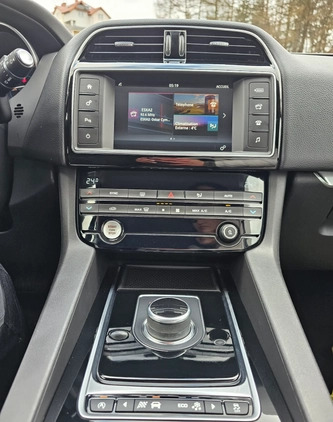 Jaguar F-Pace cena 63000 przebieg: 164000, rok produkcji 2017 z Sanok małe 781